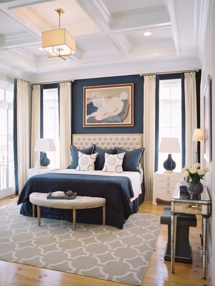 einrichtungsideen schlafzimmer, elegantes raumdesign, blaue bettwäsche, wandbild über dem bett