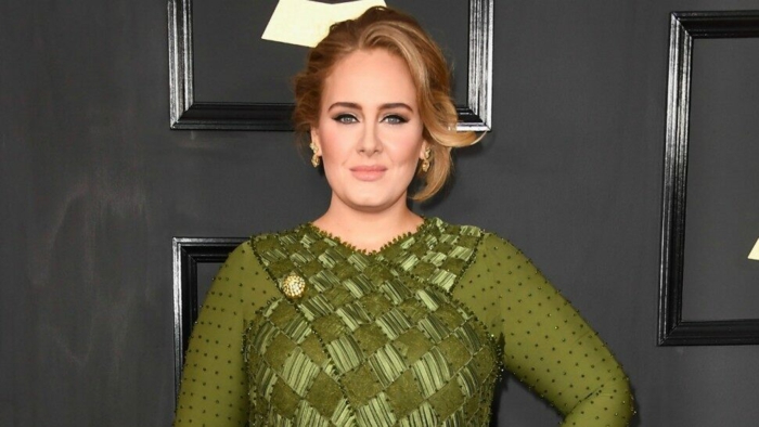Adele mit einem grünen Kleid, schöne Hochsteck Frisur, kleine Ohrringe