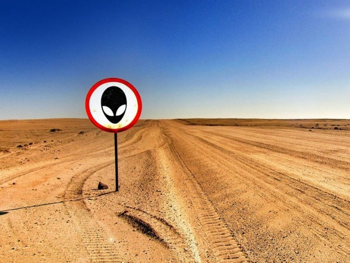 Area 51 befindet sich in der Wüste, ein Zeichen zeigt die Richtung, in der die Außerirdischen befinden