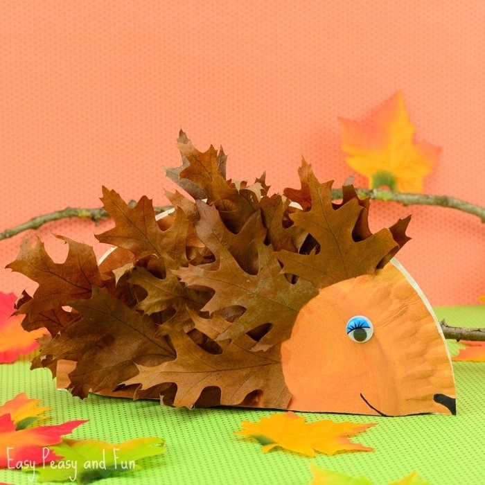 DIY Igel aus Pappteller und Herbstblättern für Igel, Herbstdeko mit Kindern selber machen 