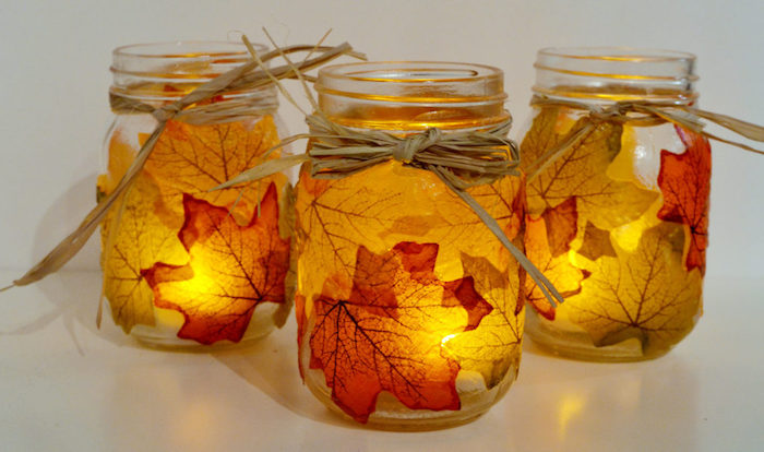 DIY herbstliche Teelichter, Einmachgläser dekoriert mit Herbstblättern und Schleifen 