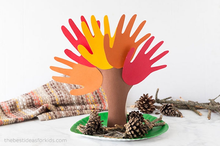 Herbstbaum aus Papier mit Kindern basteln, Zweige aus Handabdrücken, Herbstdeko Ideen 