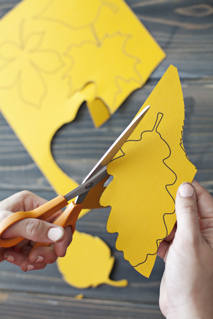 Gelbe Herbstblätter aus Papier schneiden, Girlande mit Kindern basteln, DIY Herbstdeko 