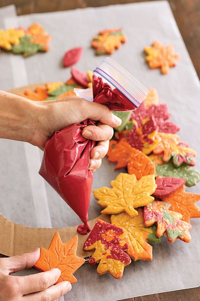 Herbstkranz selber machen, bunte Herbstblätter aus Teig ausstechen, auf Ring aus Karton kleben 