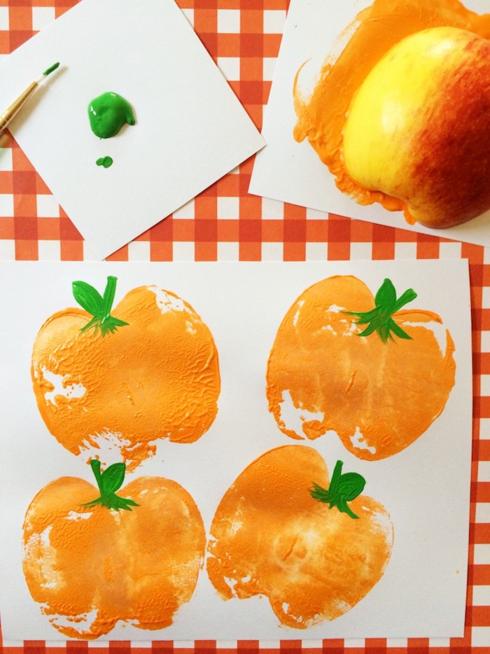 Halloween Kürbisse mit Apfel Stempel malen, DIY Idee für Kleinkinder, Stempel selber machen 