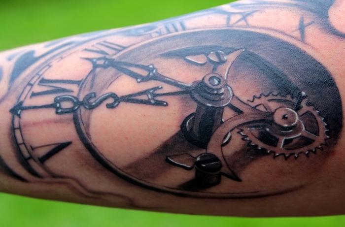 beliebte tattoovorlagen, tattoo vorlagen ideen, arm tattoo mit uhr als motiv, realitische schwarz graue tätowierung 