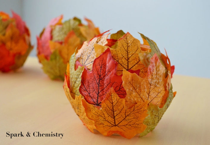 Herbstliches Teelicht selber machen, rundes Glas mit großen Herbstblätter in verschiedenen Farben verzieren 