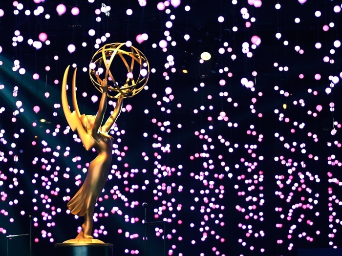 Emmys ohne Moderatoren, das Statue aus Gold und viele leuchtende Lichter