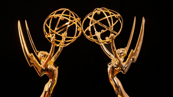 zwei Statuen aus Gold, die die Erde in den Händen tragen, Emmys ohne Moderatoren