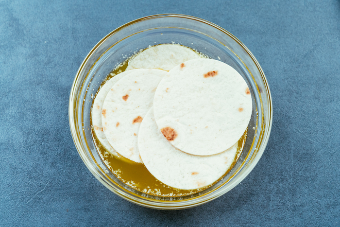 Kleine Kreise aus Tortilla Wraps in geschmolzener Butter tauchen, schnelle Rezepte für Fingerfood