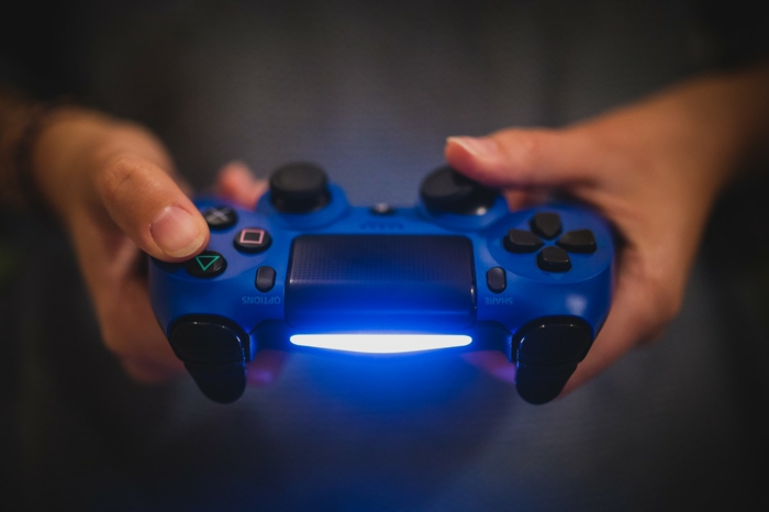 Geschenke für Jungen, ein Controller in blauer Farbe für Playstation 4