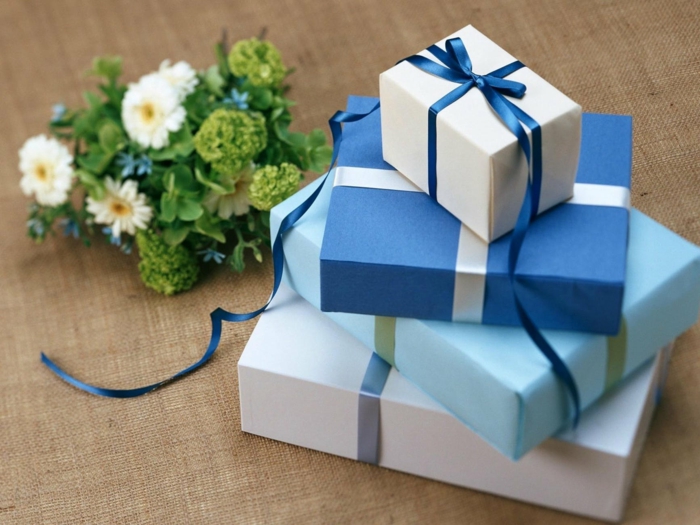 eine Menge Geschenke in blauer Farbe, Geschenke für Jungen zu Geburtstag und Weihnachten