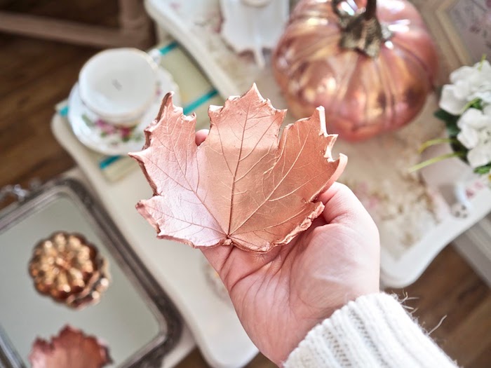 Kleine Schüssel in Form von Herbstblatt selber machen, DIY Ideen für auffällige Herbstdeko 