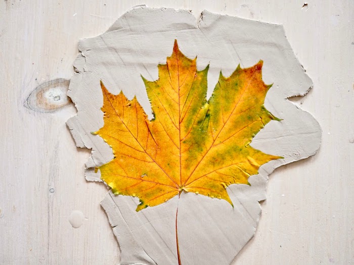 Basteln mit Herbstblättern, Blatt aus Modelliermasse ausstechen, Ideen für DIY Herbstdeko 