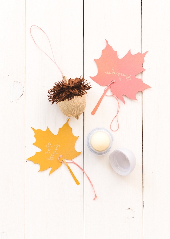Bunte Herbstblätter und Eicheln aus Papier selber basteln, Herbstdeko Ideen 