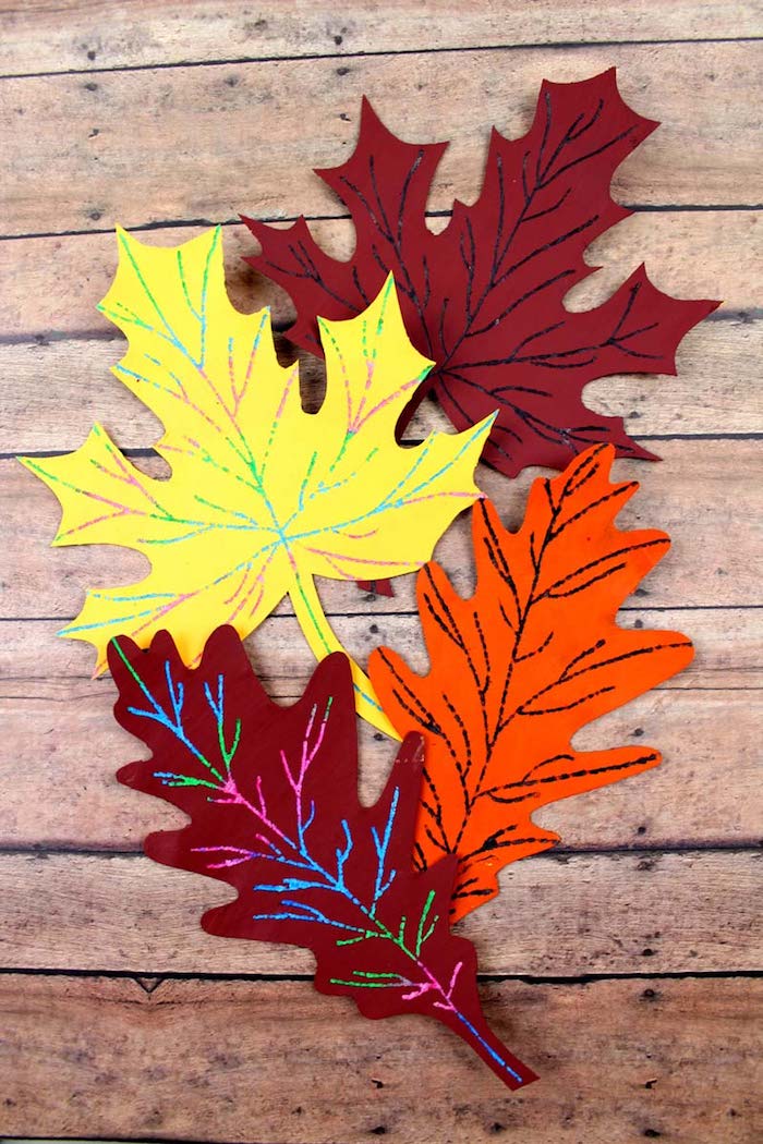 Herbstblätter aus Papier schneiden, herbstliche Dekoration mit Kindern basteln 