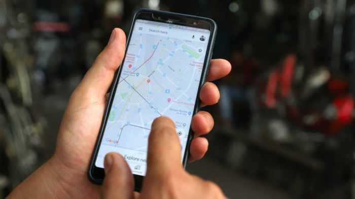 Inkognitomodus von Google Maps ein Smartphone mit Google Maps und Hände