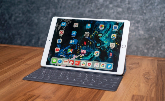 iPad mit Smart Klaviatur auf einem Tisch, das neue Modell ist sehr praktisch