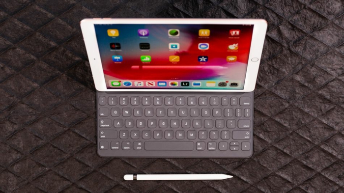iPad auf einem Tisch mit einem Smart Klaviatur und davor ein Apple Pensil
