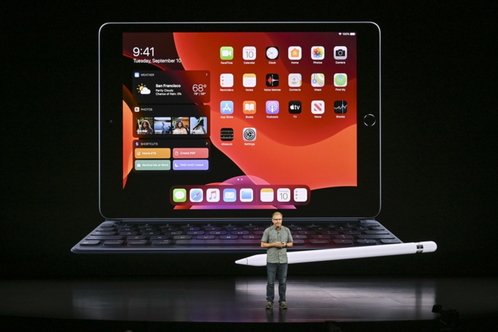 iPad mit einem weißen Pencil auf dem Apple Event, als es vorgestellt wird