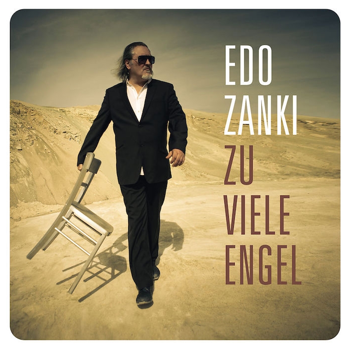 das album zu viele engel von dem komponisten und musiker edo zanki, ein alter mann mit einem schwarzen anzug und schwarzer brille 