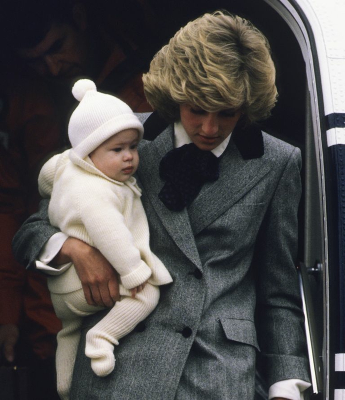Prinzess Diana trägt ihren Sohn, Prinz Harry, dem Master Archie so ähnlich ist