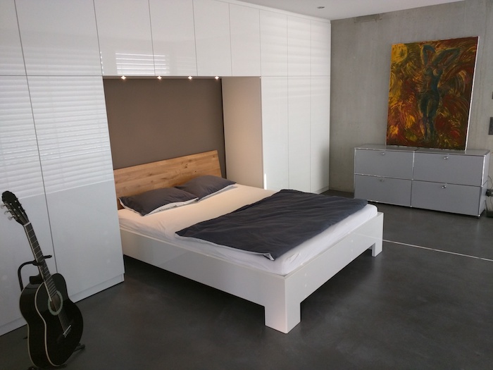 Feng Shui Einrichtung, eingebautes Bett, weißer Kleiderschrank, minimalistisches Design 