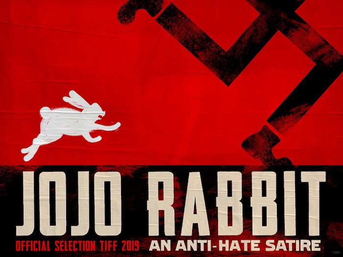 die anti hass satire von dem regisseur taika waititi, ein roter poster zu dem film jojo rabbit mit einem kleinen weißen hase 