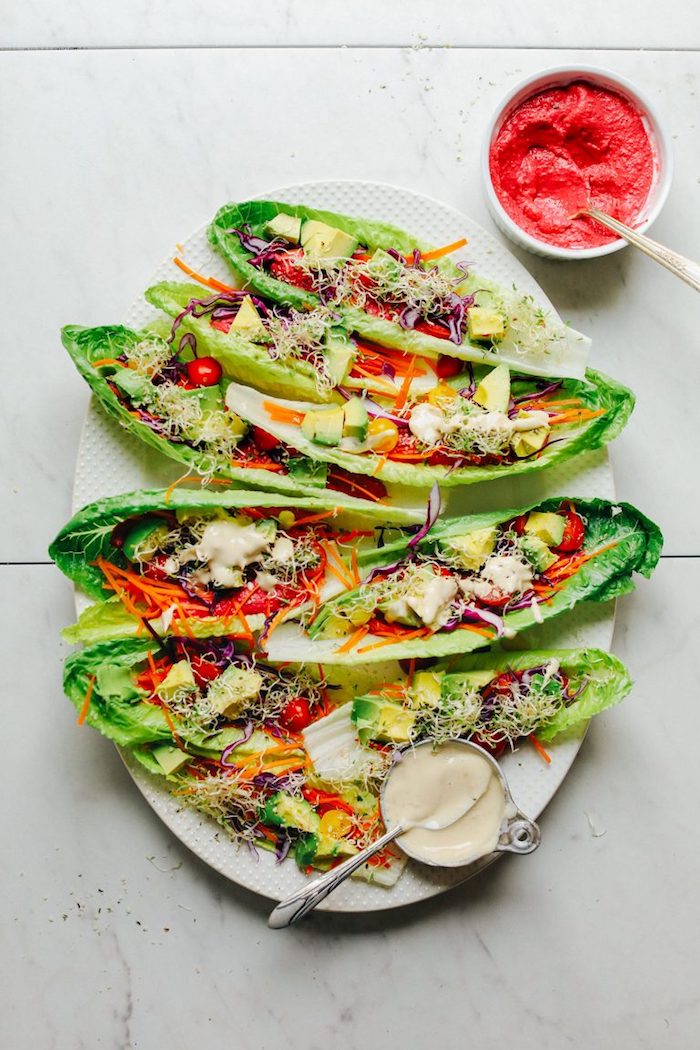 Gesunde Party Snacks selber machen, Tacos aus Salatblätter mit Frischgemüse und leckeren Soßen füllen 