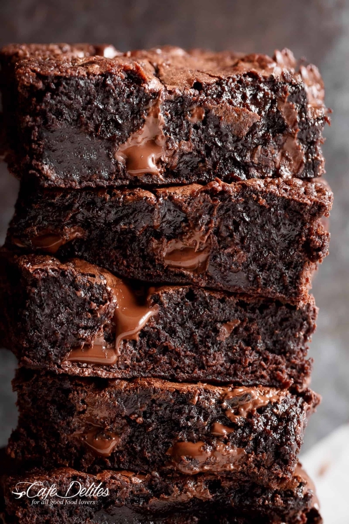 saftige brownies rezept, schokokuchen garniert mit schokolade, dessert mit kakao 