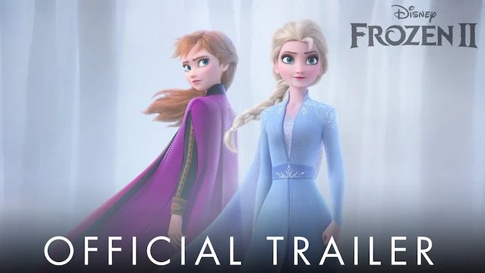 der offizielle trailer zu dem film frozen, zwei junge frauen im wakd mit nebel, eiskönigin 2, frau mit blauem kleid