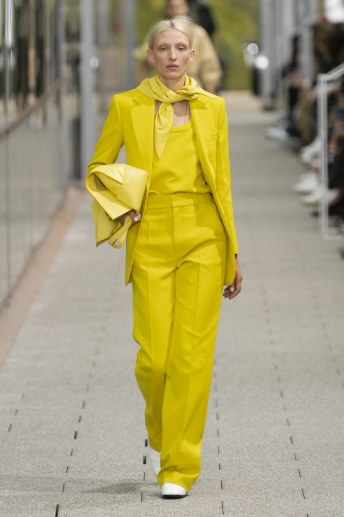 ein gelbes Outfit, Runway Trends für Frühling 2020 knallige Farben