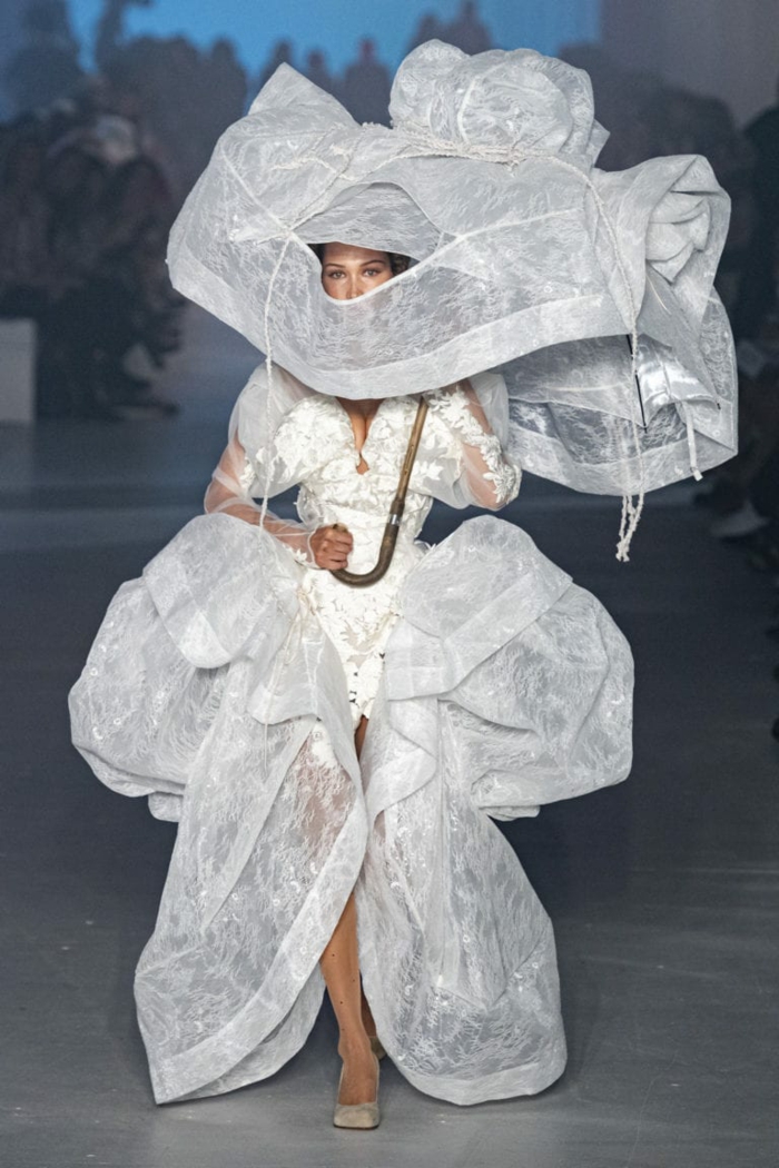ein weißes Kleid von dem 17. Jahrhundert inspiriert, ein Sonnenschirm