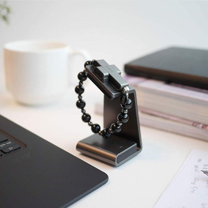 ein laptop und eine schwarze kette mit perlen und einem grauen kreuz, der neue smarte rosenkranz click to pray vo dem vatikan 