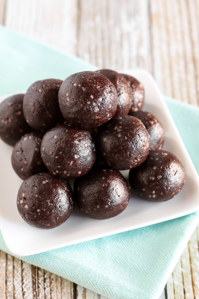 datteln rezepte einfach und schnell, brownie bällchen, energiebällchen mit schokolade
