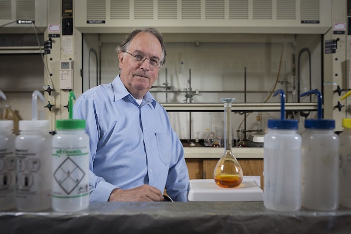 ein alter mann mit einem blauen hemd und brille in einem labor, die nobelpreise für chemie
