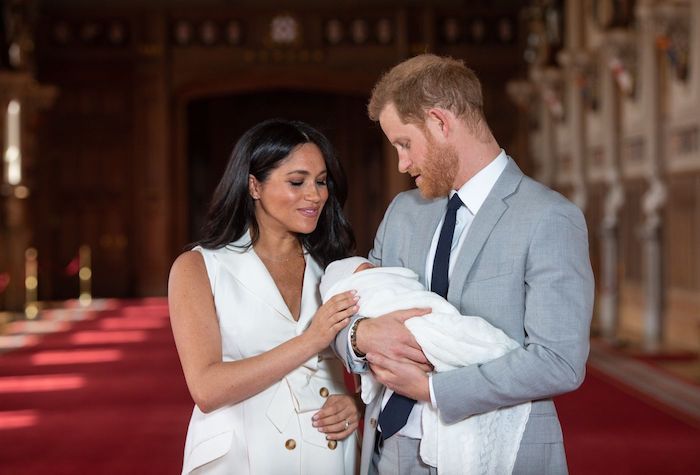 mann mit einem kleinen baby mit weißem babydecke und eine frau, prinz harry und die herzogin meghan und ihs sohn archie