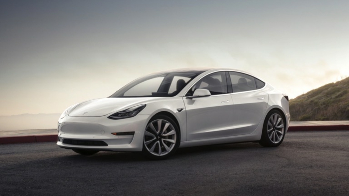 ein weißes Auto Tesla Modell 3, es hilft Tesla Aktien zu steigen