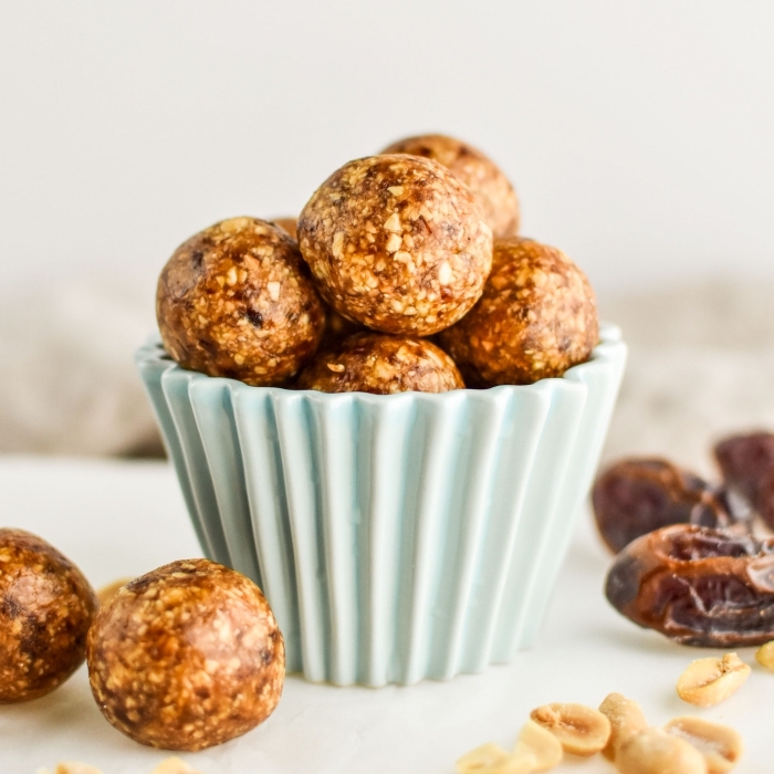 energy balls rezept mit datteln und erdnüssen, eiweißkugeln ideen, proteinbällchen
