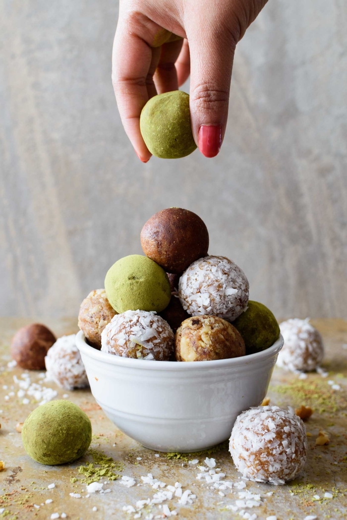 enegry balls, die besten rezepte, energiebällchen mit kakao, datteln und kokos, gesund essen