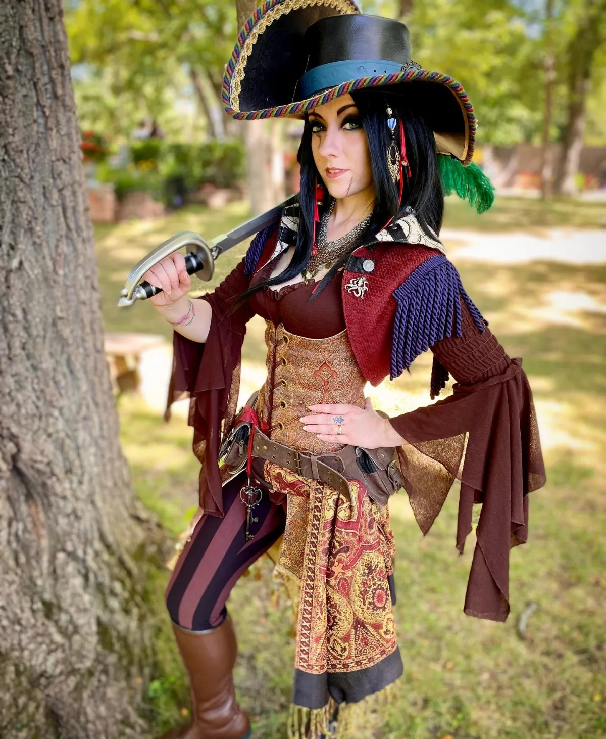 fasching kostüm pirat mit säbel und großem hut