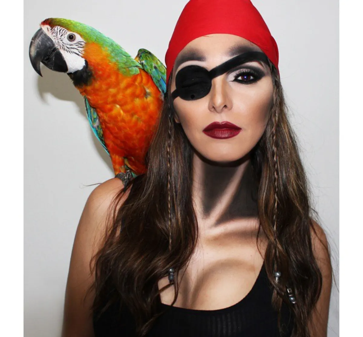 frau mit pirat make up augenklappe papagei auf schulter