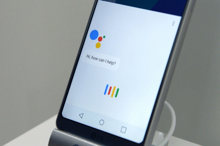 ein Handy mit Google Assistant, Kinotickets dadurch buchen, weißer Hintergrund
