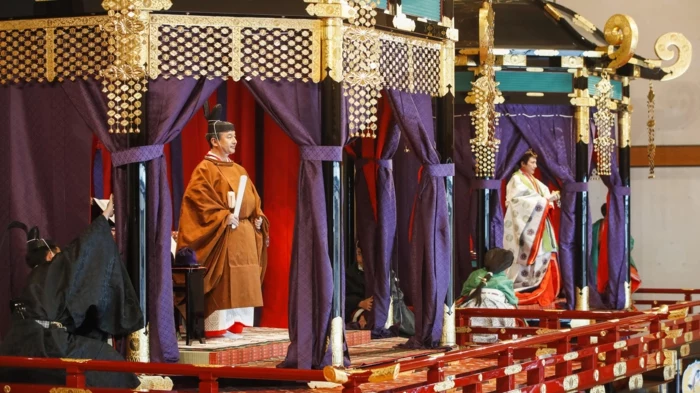 der Kaiser Naruhito und die Kaiserin Masako setzen sich auf ihre Thronen
