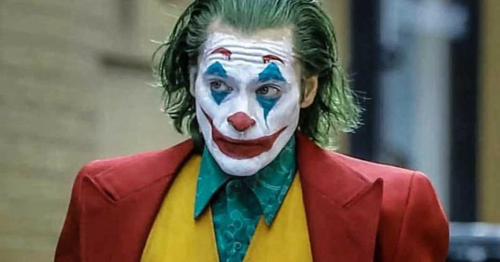 ein Foto von Joker mit Clown Schminke und bunter Anzug