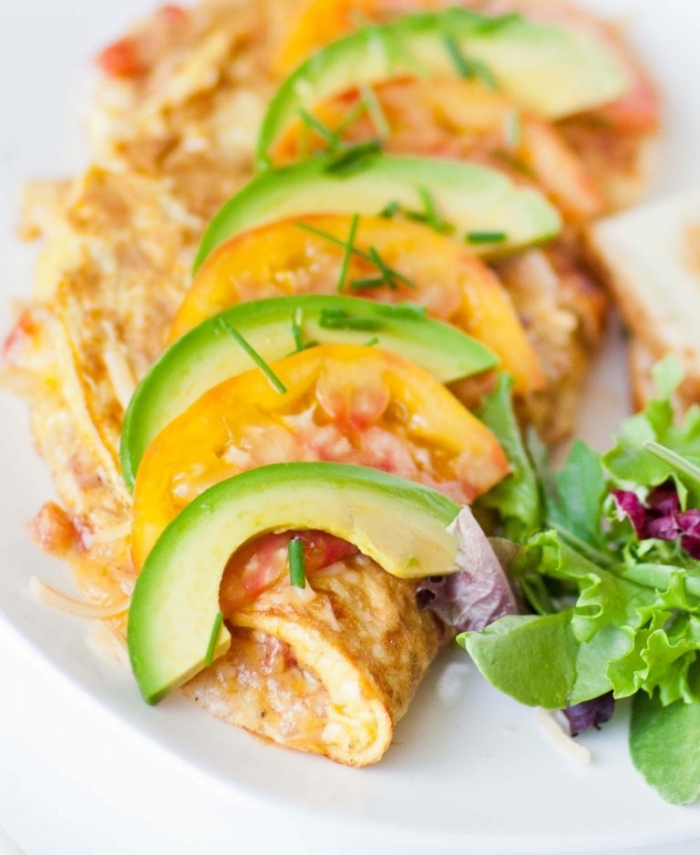 gesund essen, omelette mit tomaten und avocados, keto frühstück ideen, ketogen