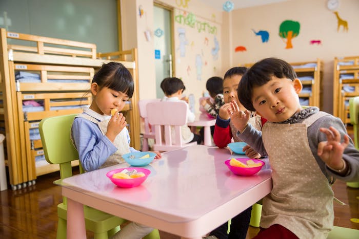 Süße Kinder haben Spaß in der Kita