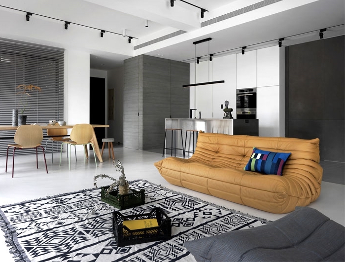 kleines wohnzimmer mit essbereich ideen, beige desginer sofa, teppich mit geometrischen motiven