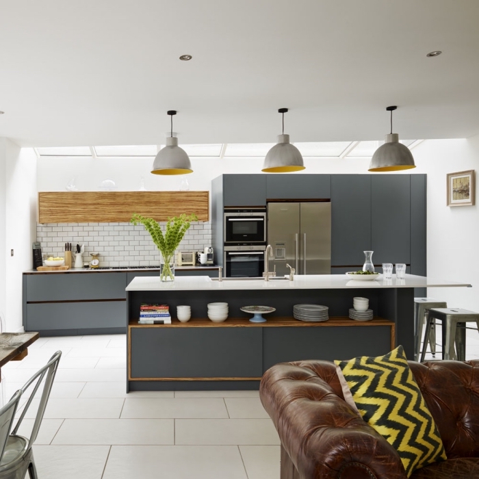 küche esszimmer und wohnzimmer in einem raum, graue küchenmöbel, braunes ledersofa, desginer möbel