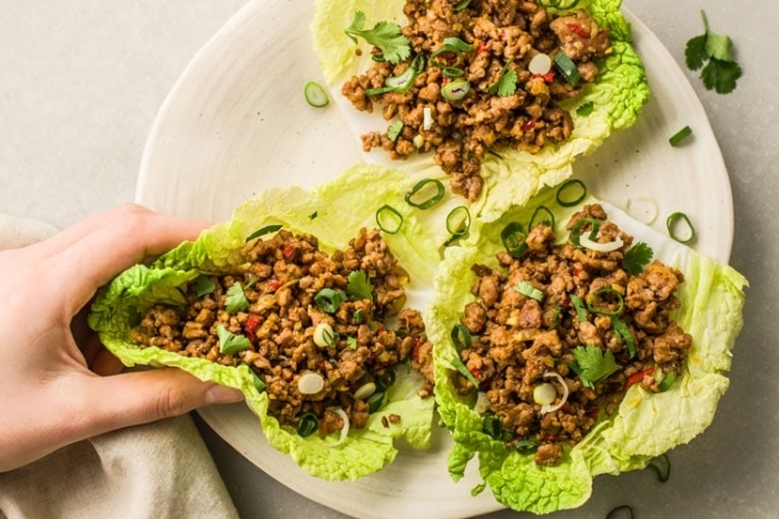 low carb high fat rezepte, kohlenhydratarm kochen, gesunde tacos mit grünem salat und hackfleisch
